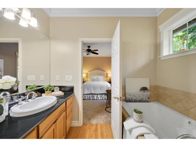 15564 S NEIBUR Rd, Oregon City, OR 97045