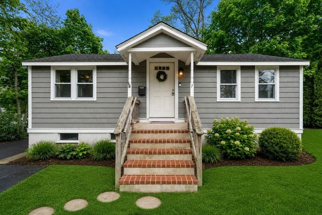 7 Indian Neck Rd, Wareham, MA 02571