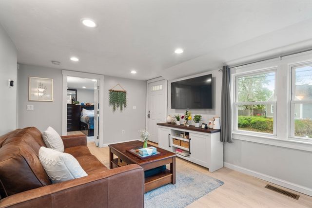 7 Indian Neck Rd, Wareham, MA 02571
