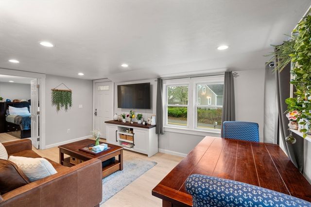 7 Indian Neck Rd, Wareham, MA 02571