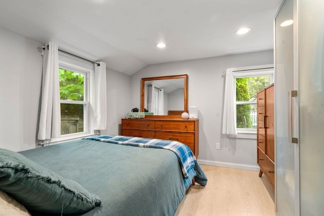 7 Indian Neck Rd, Wareham, MA 02571