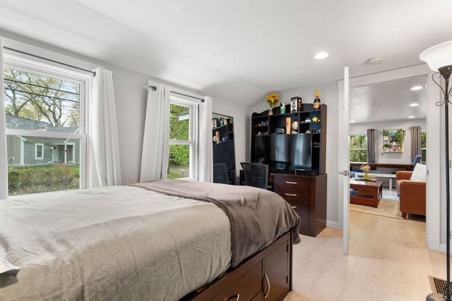7 Indian Neck Rd, Wareham, MA 02571