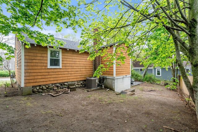 7 Indian Neck Rd, Wareham, MA 02571