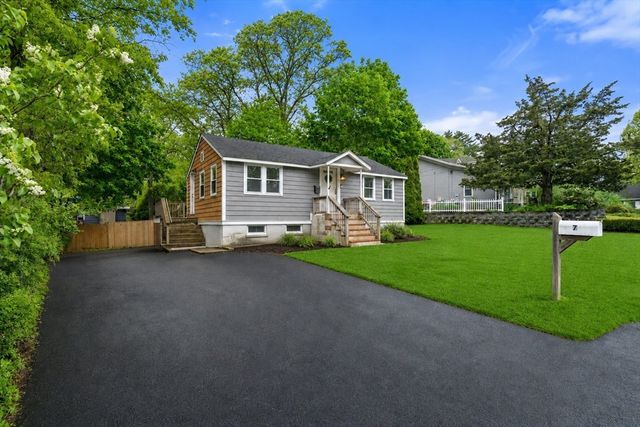 7 Indian Neck Rd, Wareham, MA 02571