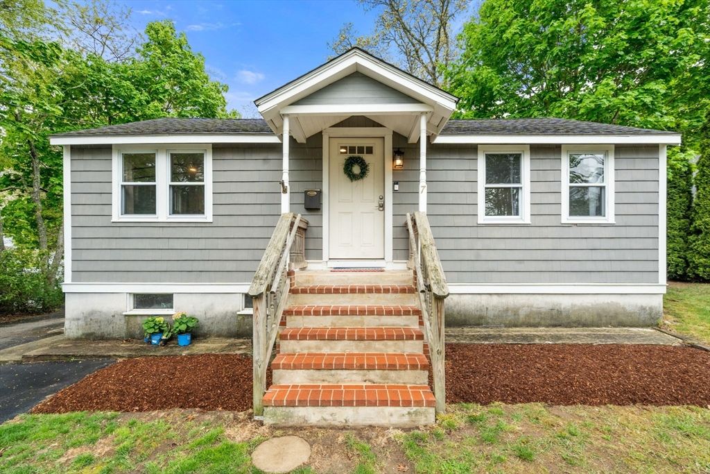 7 Indian Neck Rd, Wareham, MA 02571