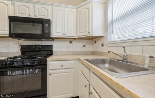 12 Oak Point Dr, Hamburg Boro, NJ 07419