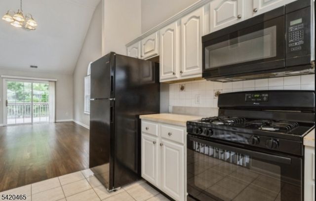 12 Oak Point Dr, Hamburg Boro, NJ 07419