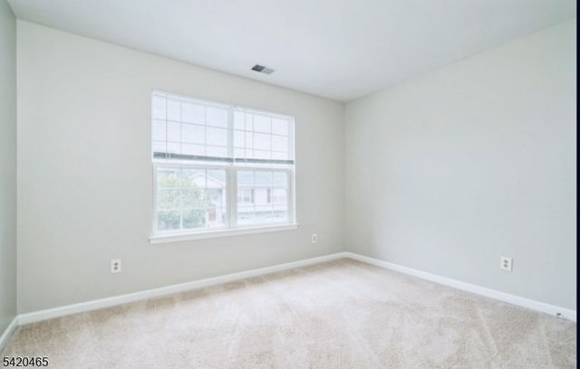 12 Oak Point Dr, Hamburg Boro, NJ 07419