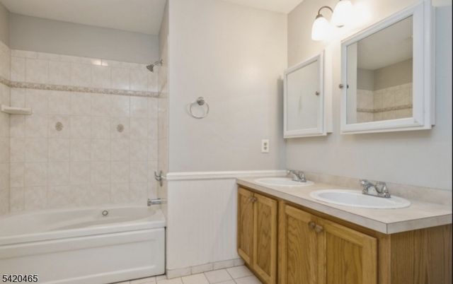 12 Oak Point Dr, Hamburg Boro, NJ 07419