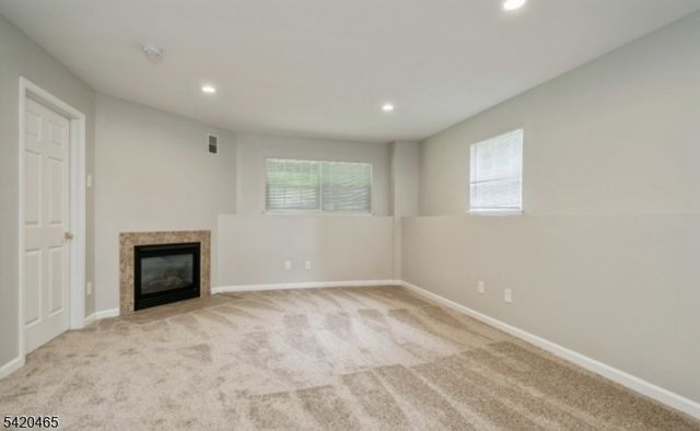 12 Oak Point Dr, Hamburg Boro, NJ 07419
