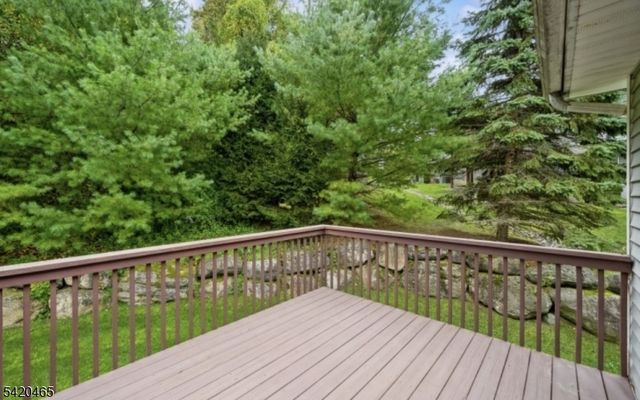 12 Oak Point Dr, Hamburg Boro, NJ 07419