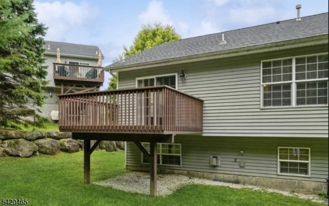 12 Oak Point Dr, Hamburg Boro, NJ 07419