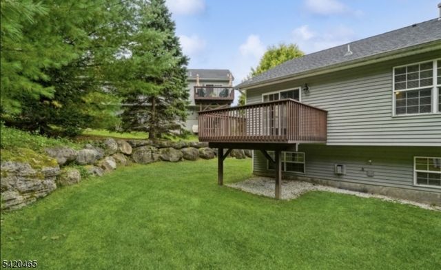 12 Oak Point Dr, Hamburg Boro, NJ 07419