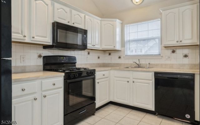 12 Oak Point Dr, Hamburg Boro, NJ 07419