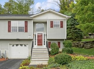 12 Oak Point Dr, Hamburg Boro, NJ 07419