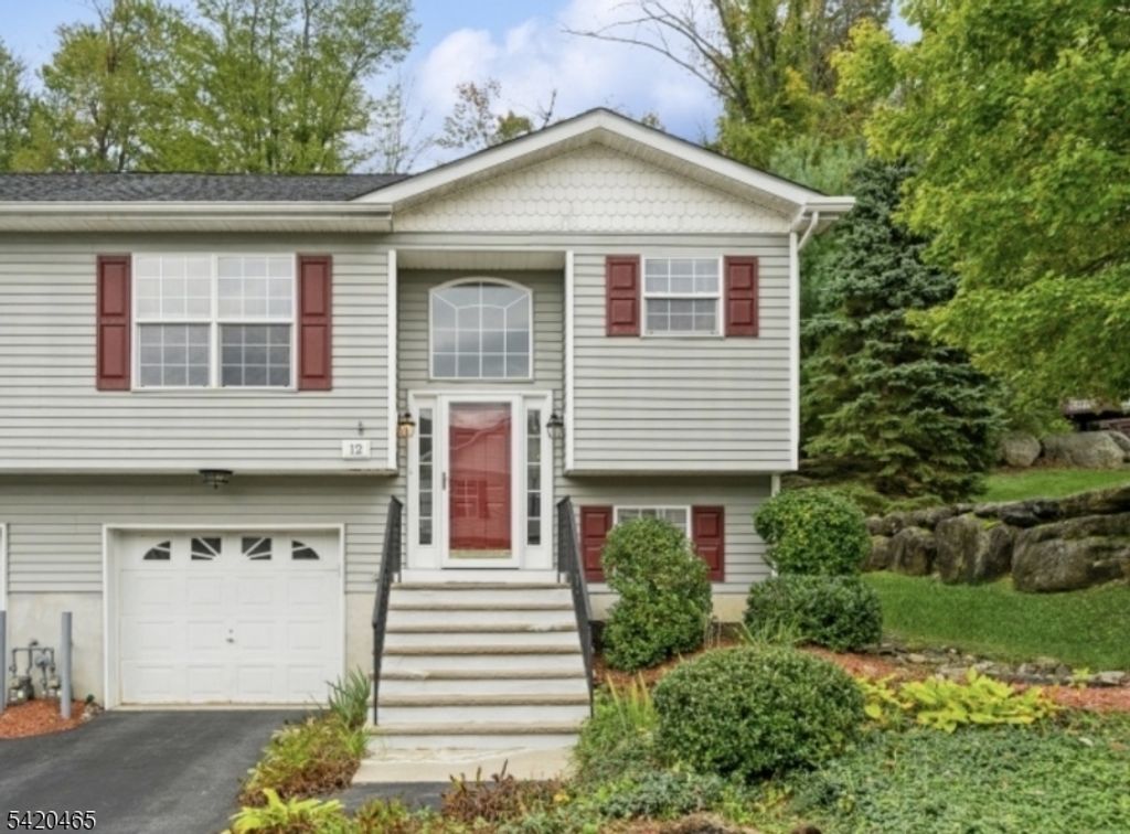 12 Oak Point Dr, Hamburg Boro, NJ 07419