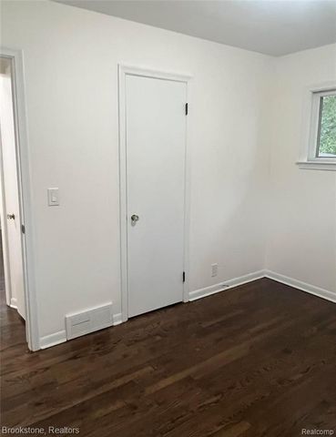 7074 Orchard Avenue, Warren, MI 48091
