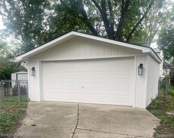 7074 Orchard Avenue, Warren, MI 48091