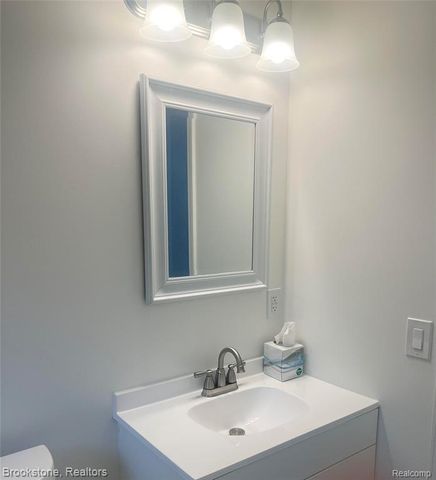 7074 Orchard Avenue, Warren, MI 48091