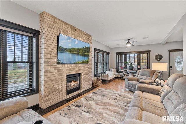 302 9TH Street, Silvis, IL 61282