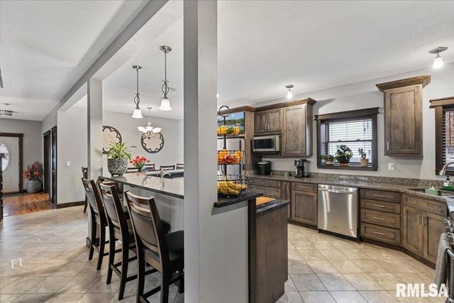 302 9TH Street, Silvis, IL 61282