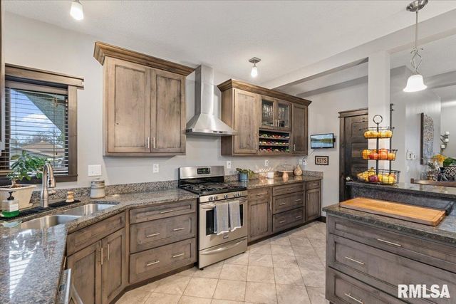 302 9TH Street, Silvis, IL 61282