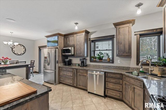 302 9TH Street, Silvis, IL 61282