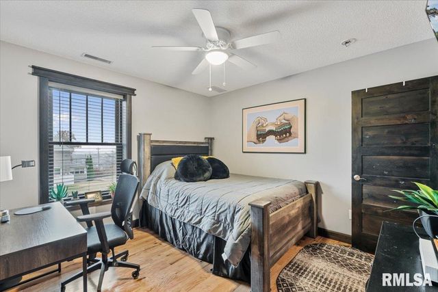 302 9TH Street, Silvis, IL 61282