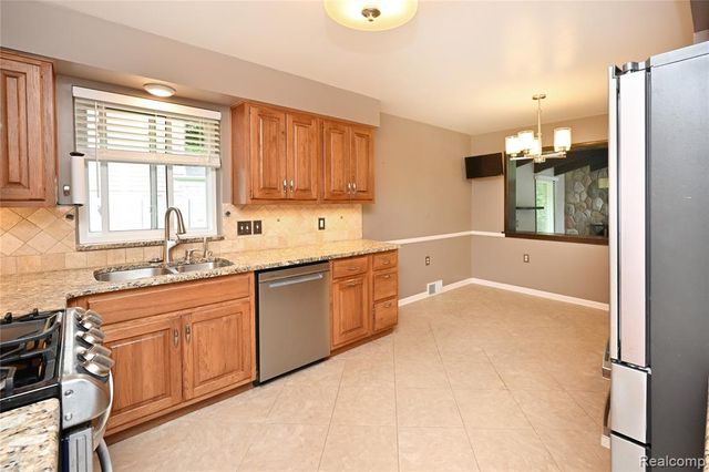 31310 Foxboro Way, Beverly Hills, MI 48025