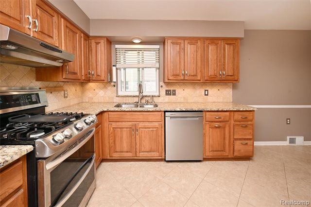 31310 Foxboro Way, Beverly Hills, MI 48025