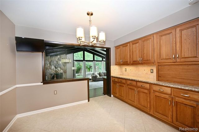 31310 Foxboro Way, Beverly Hills, MI 48025