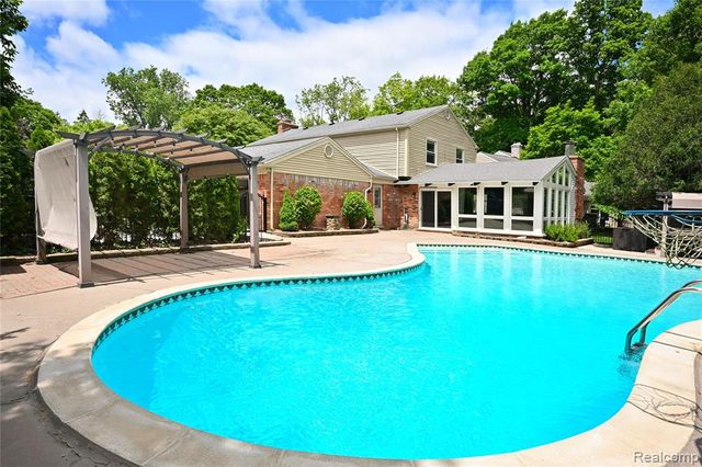 31310 Foxboro Way, Beverly Hills, MI 48025