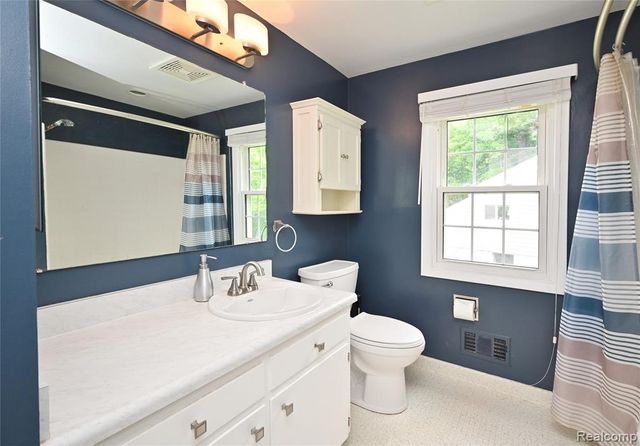 31310 Foxboro Way, Beverly Hills, MI 48025