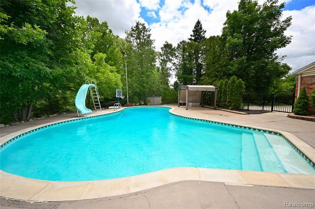31310 Foxboro Way, Beverly Hills, MI 48025