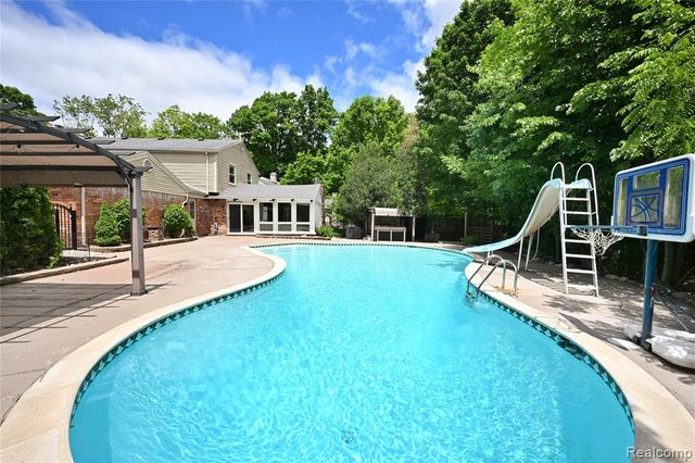 31310 Foxboro Way, Beverly Hills, MI 48025