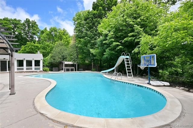 31310 Foxboro Way, Beverly Hills, MI 48025