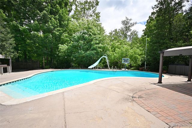 31310 Foxboro Way, Beverly Hills, MI 48025
