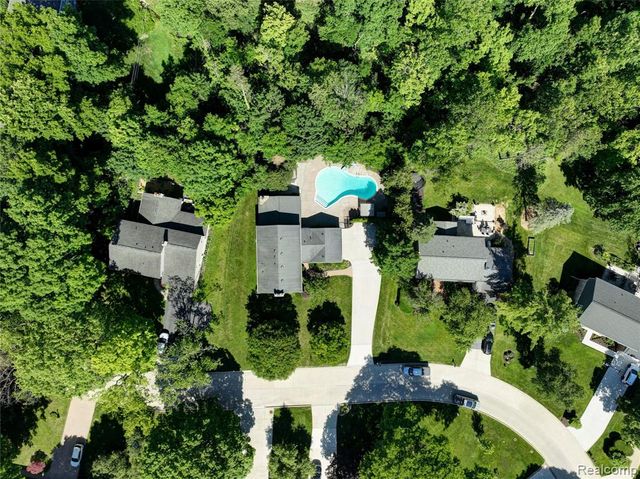 31310 Foxboro Way, Beverly Hills, MI 48025