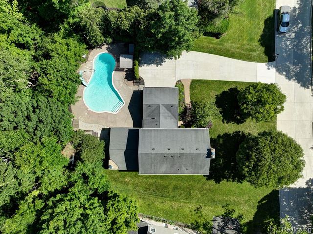 31310 Foxboro Way, Beverly Hills, MI 48025