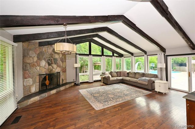 31310 Foxboro Way, Beverly Hills, MI 48025