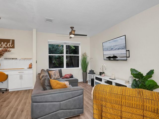 13564 NW 7th St, Pembroke Pines, FL 33028