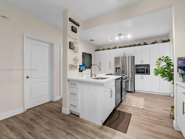 13564 NW 7th St, Pembroke Pines, FL 33028