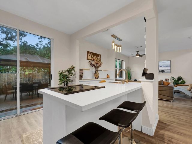 13564 NW 7th St, Pembroke Pines, FL 33028