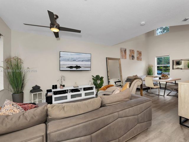 13564 NW 7th St, Pembroke Pines, FL 33028