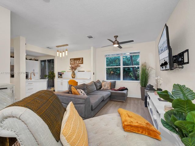 13564 NW 7th St, Pembroke Pines, FL 33028