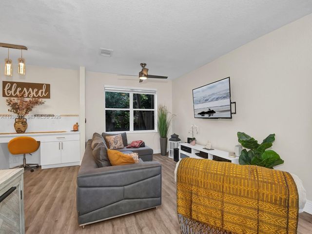 13564 NW 7th St, Pembroke Pines, FL 33028