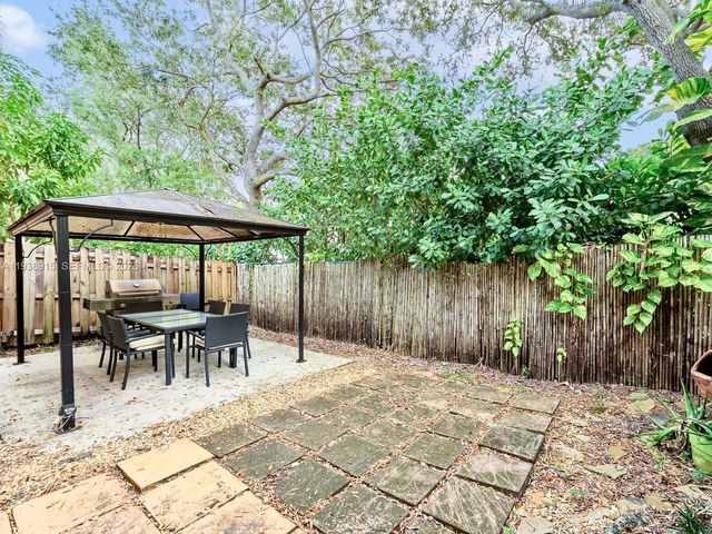 13564 NW 7th St, Pembroke Pines, FL 33028