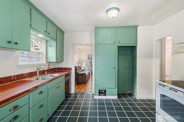 1005 S Alder Street, Tacoma, WA 98405