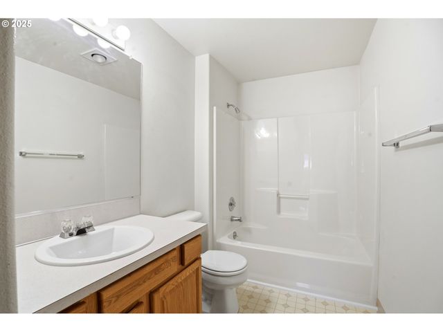 511 Se CLARK Ave, Battle Ground, WA 98604