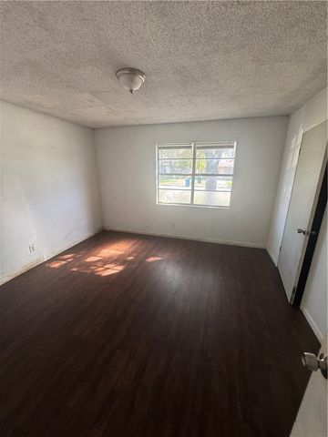 904 W Walton St, Beeville, TX 78102